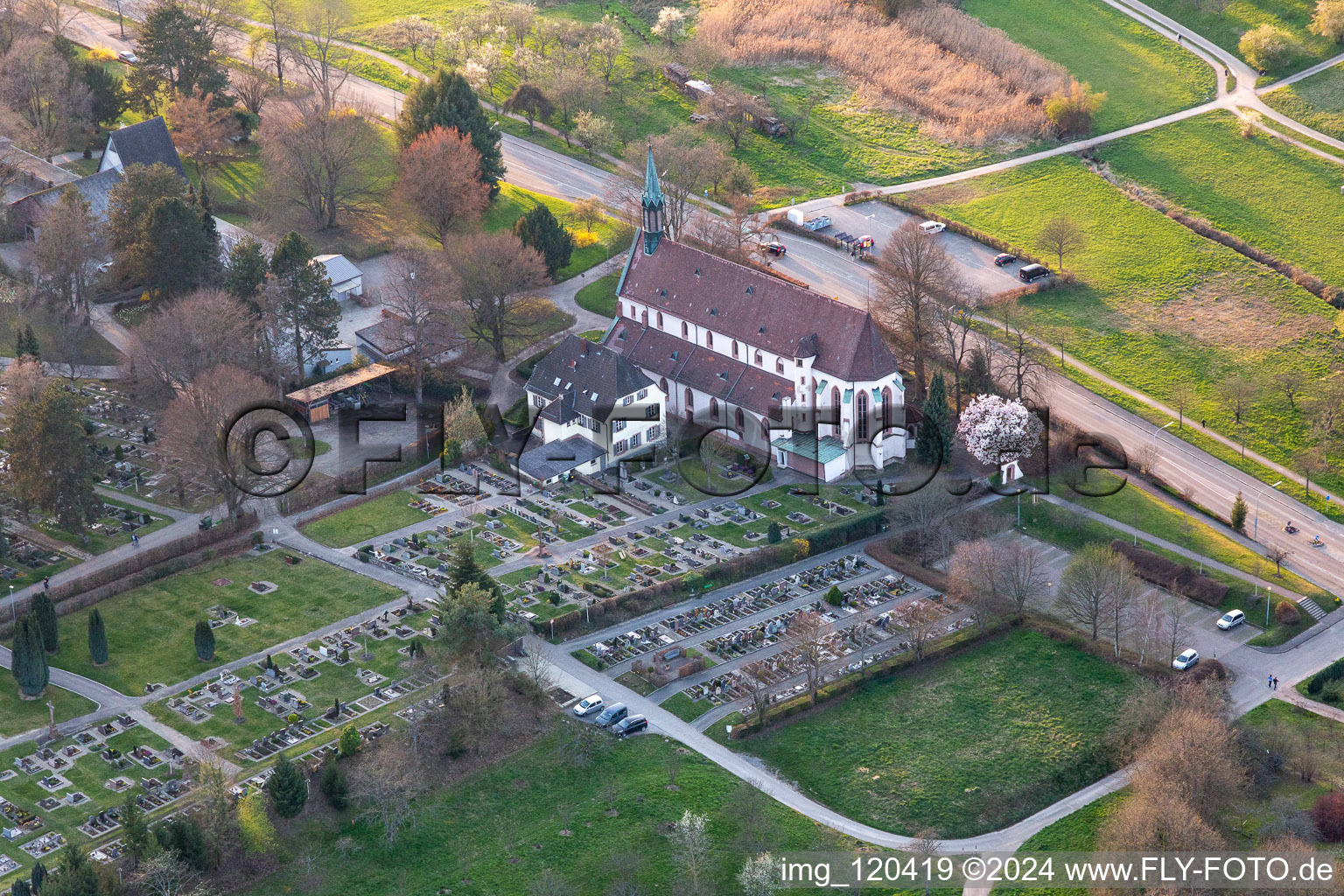 Vue aérienne de Cimetière de la Weingartenkirche à le quartier Zell in Offenburg dans le département Bade-Wurtemberg, Allemagne