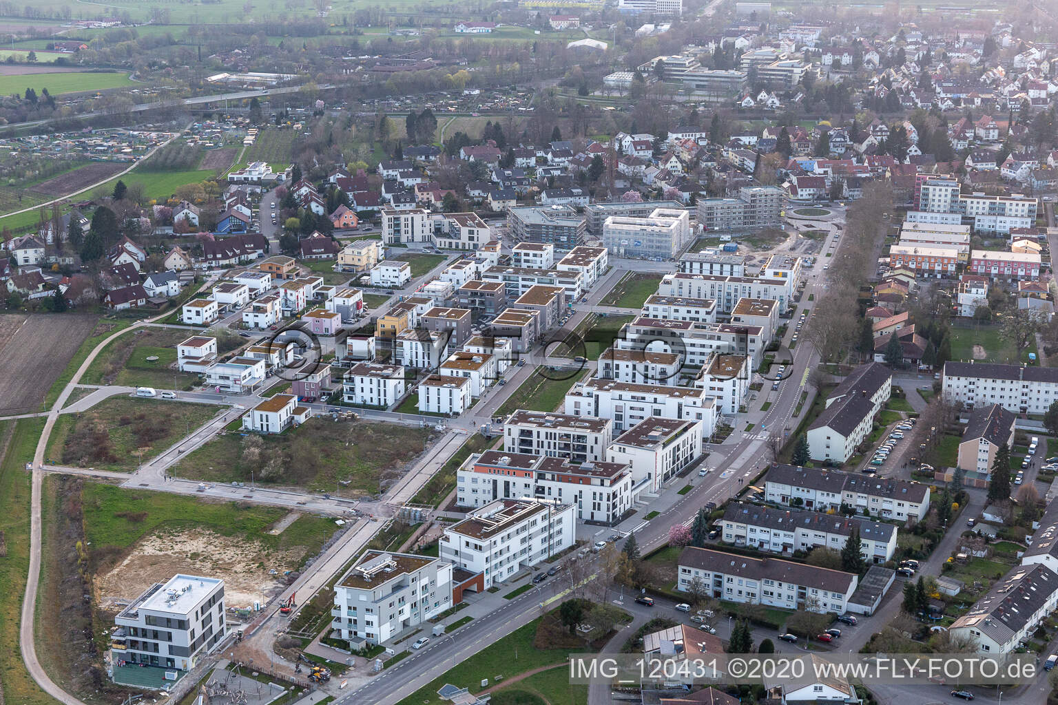 Vue aérienne de Chantier de construction d'un nouveau quartier résidentiel dans le quartier de maisons mitoyennes Im Seidenfaden à Offenburg dans le département Bade-Wurtemberg, Allemagne