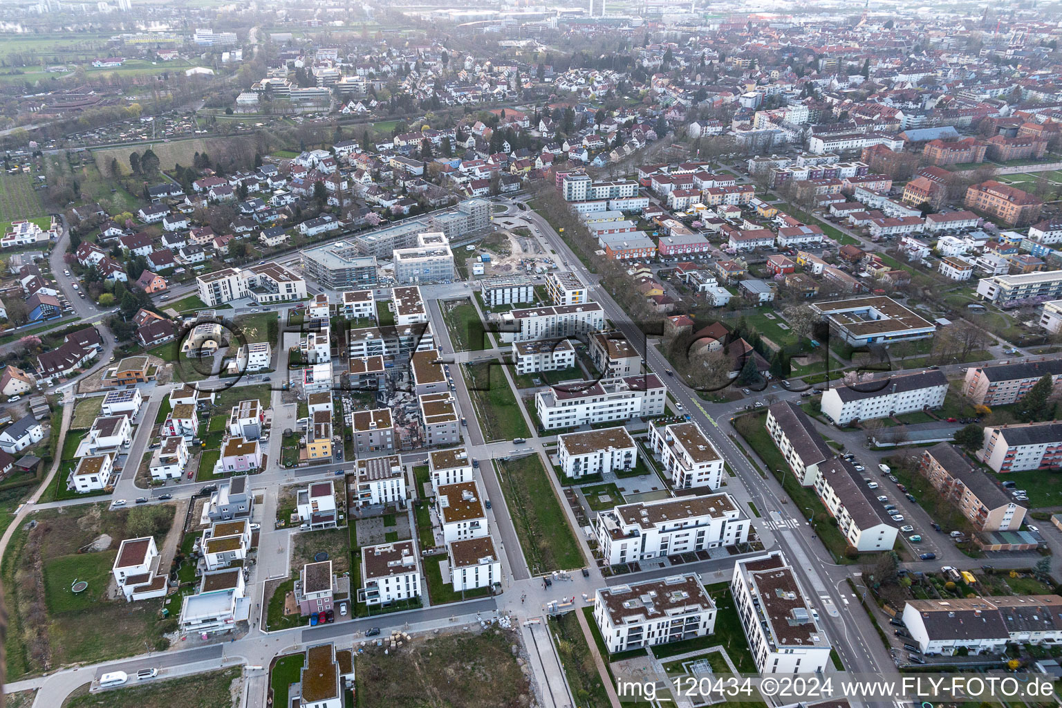 Vue aérienne de Chantier de construction d'un nouveau quartier résidentiel dans le quartier de maisons mitoyennes Im Seidenfaden à Offenburg dans le département Bade-Wurtemberg, Allemagne