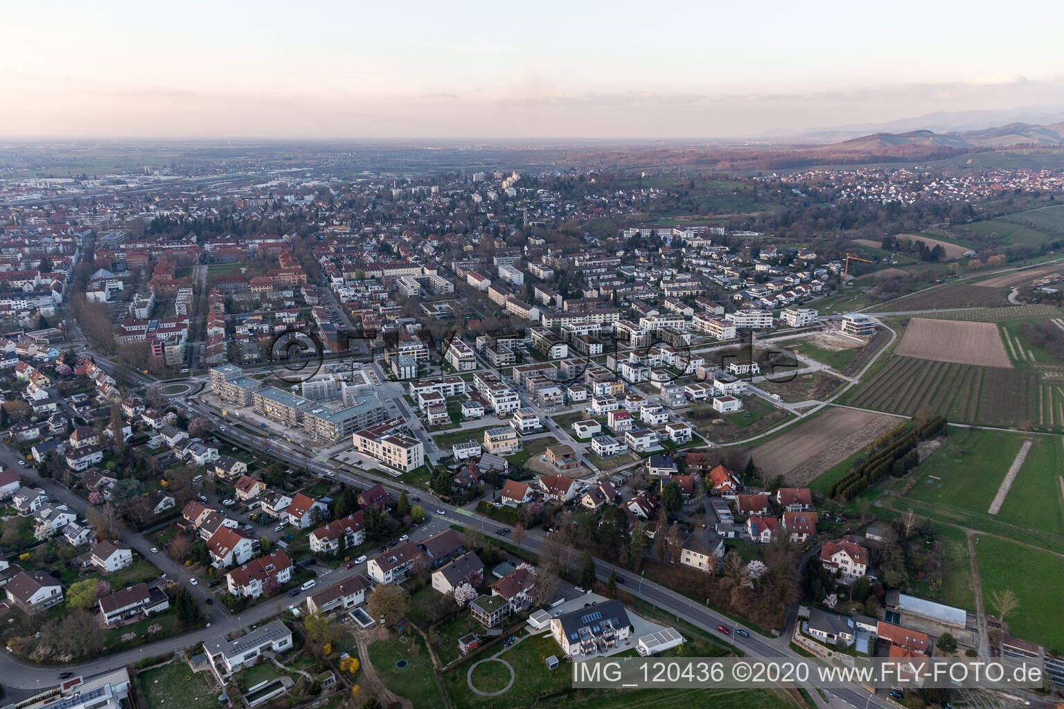 Photographie aérienne de Chantier de construction d'un nouveau quartier résidentiel dans le quartier de maisons mitoyennes Im Seidenfaden à Offenburg dans le département Bade-Wurtemberg, Allemagne