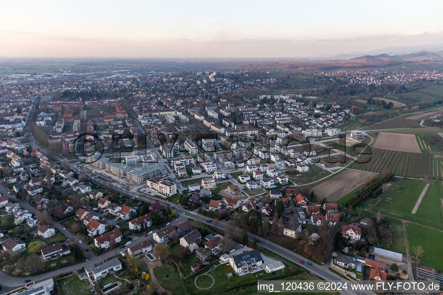 Photographie aérienne de Chantier de construction d'un nouveau quartier résidentiel dans le quartier de maisons mitoyennes Im Seidenfaden à Offenburg dans le département Bade-Wurtemberg, Allemagne