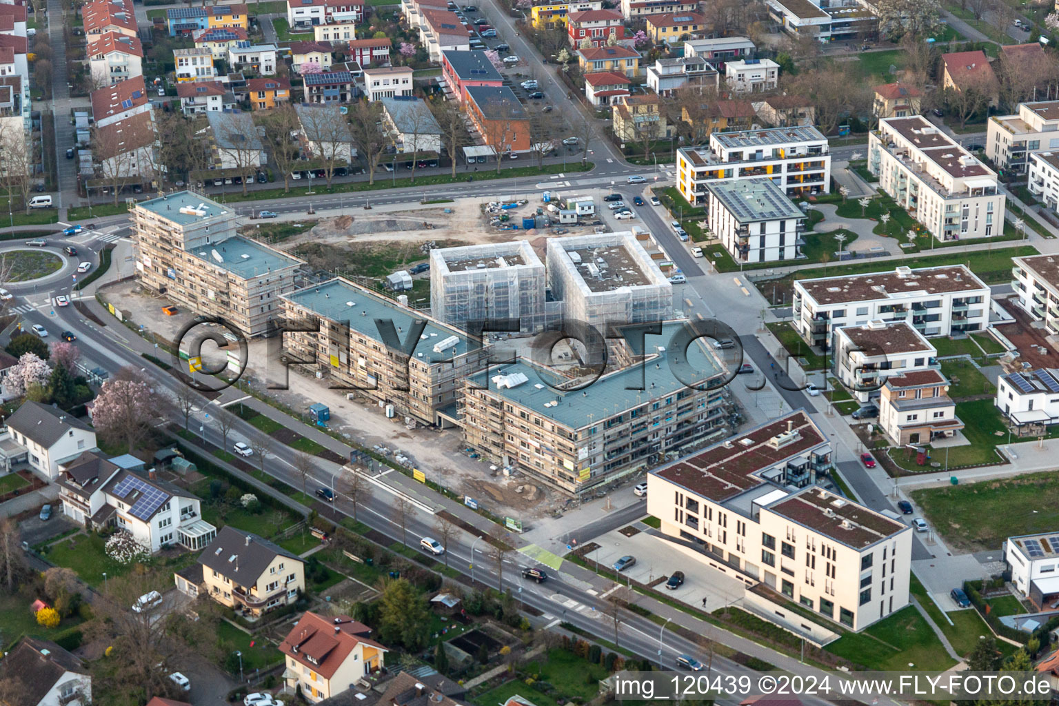 Vue oblique de Chantier de construction d'un nouveau quartier résidentiel dans le quartier de maisons mitoyennes Im Seidenfaden à Offenburg dans le département Bade-Wurtemberg, Allemagne