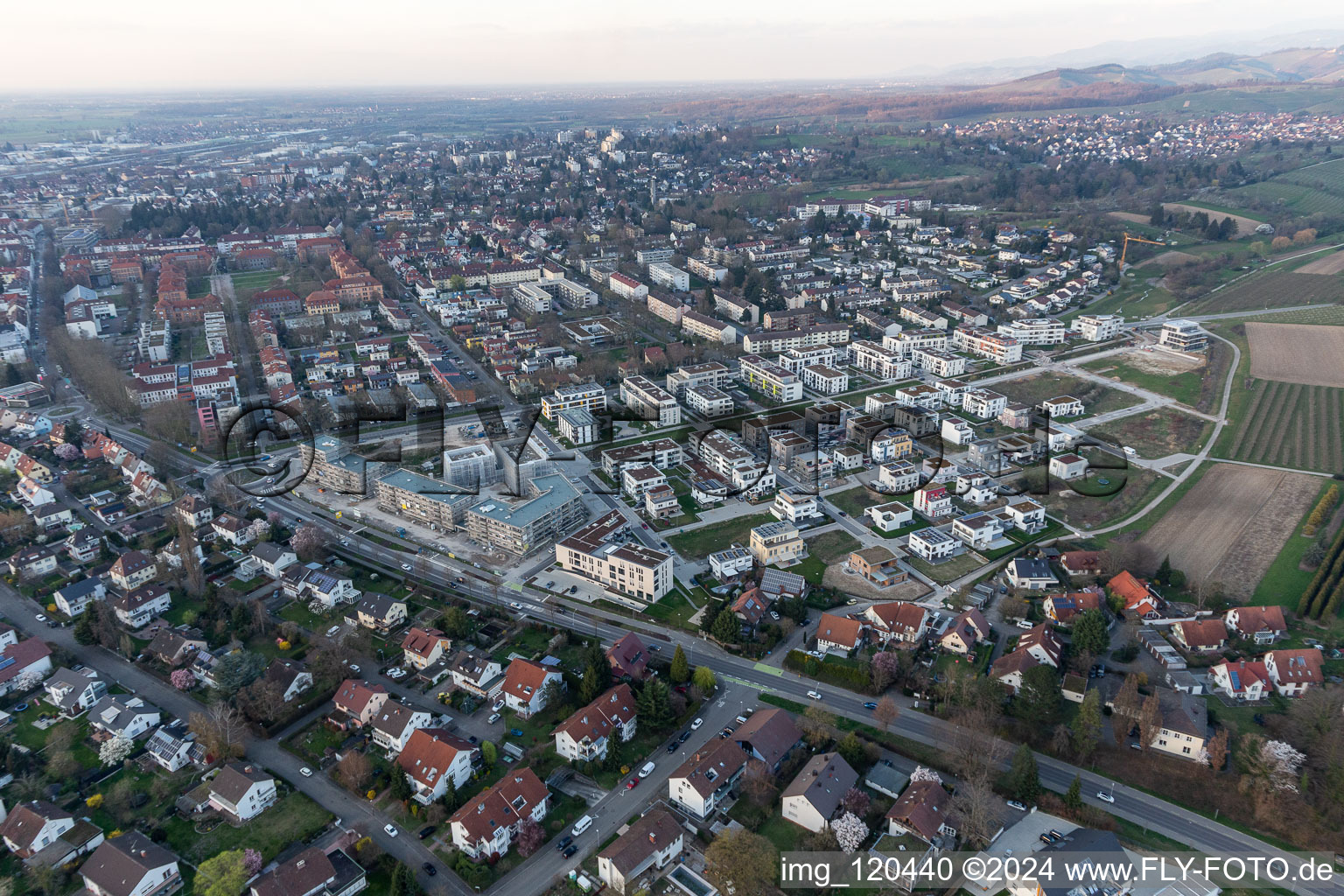 Chantier de construction d'un nouveau quartier résidentiel dans le quartier de maisons mitoyennes Im Seidenfaden à Offenburg dans le département Bade-Wurtemberg, Allemagne d'en haut