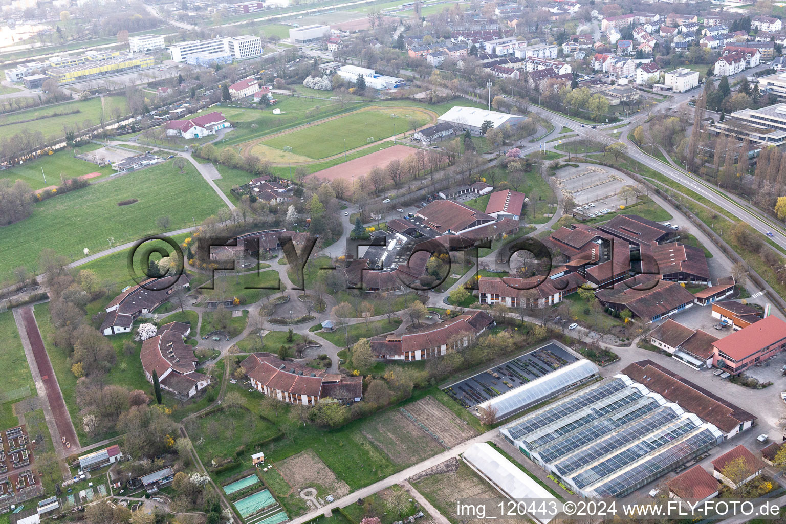 Vue aérienne de Maison de jeunesse Village de jeunes MCJ Offenburg - étang de scie à Offenburg dans le département Bade-Wurtemberg, Allemagne