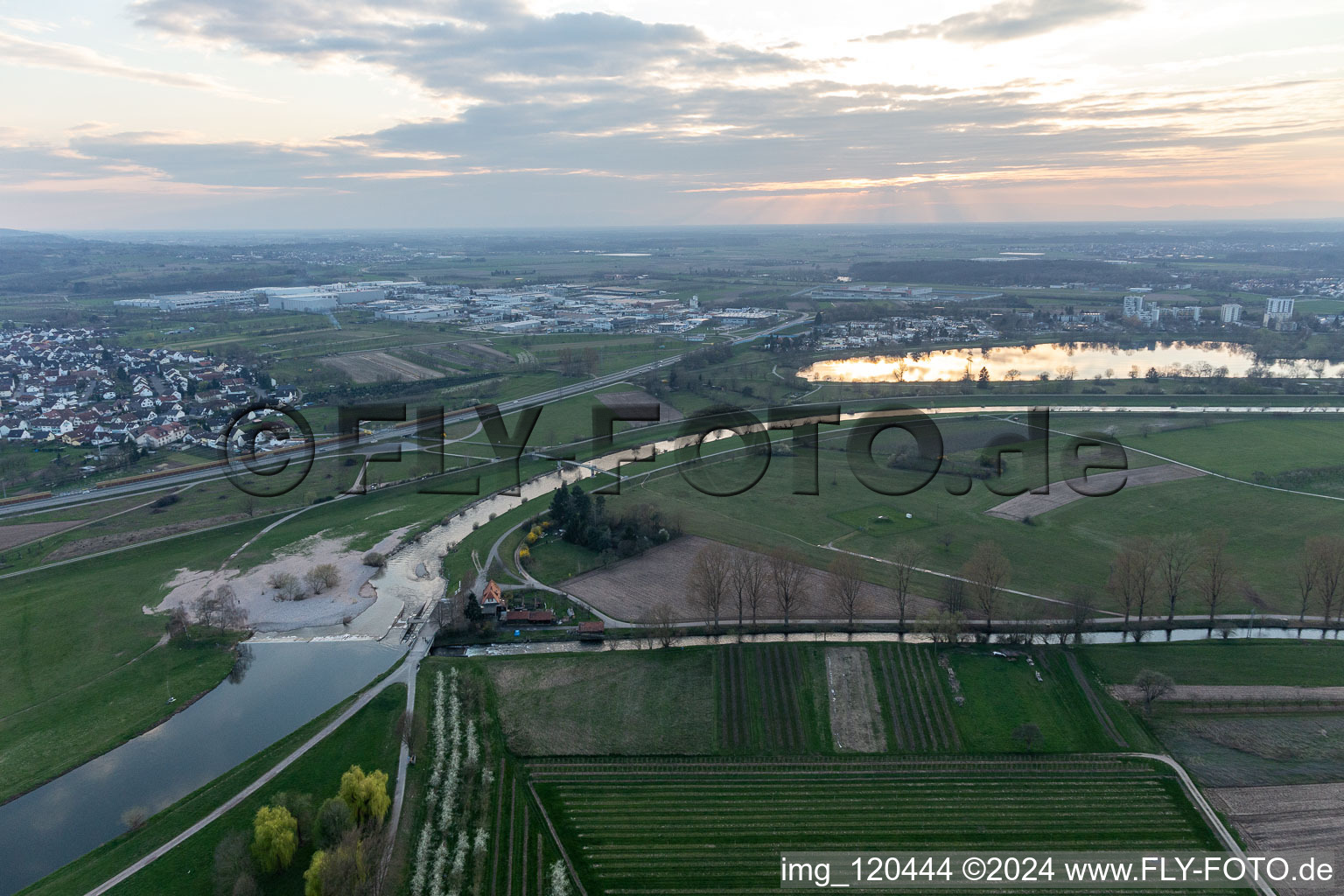 Vue aérienne de Kinzig devant le lac de Gifiz à le quartier Elgersweier in Offenburg dans le département Bade-Wurtemberg, Allemagne