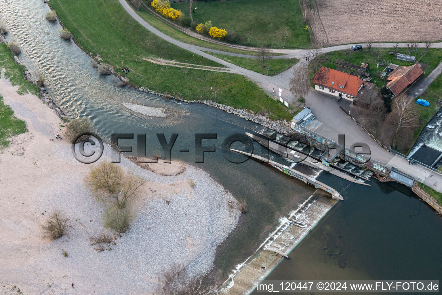 Vue aérienne de Barrage au bord de la Kinzig avec aire de repos sur la grande digue à le quartier Elgersweier in Offenburg dans le département Bade-Wurtemberg, Allemagne