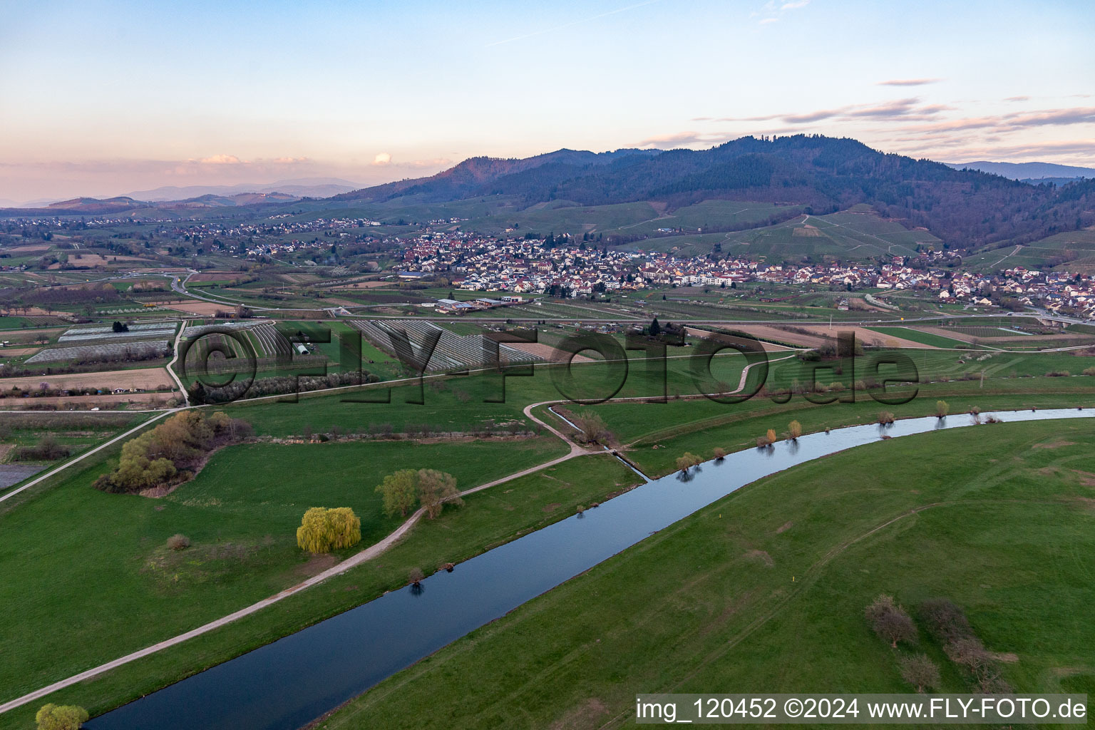 Vue aérienne de Zones riveraines à le quartier Bühlweg in Ortenberg dans le département Bade-Wurtemberg, Allemagne