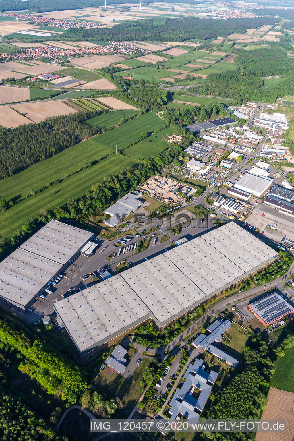 Vue aérienne de Zone industrielle et implantation d'entreprise à Horst avec Friedrich random GmbH & Co. KG Internationale Spedition à le quartier Minderslachen in Kandel dans le département Rhénanie-Palatinat, Allemagne