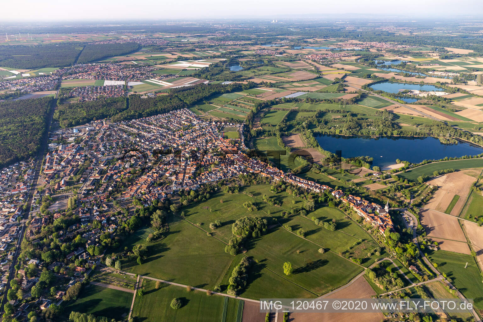 Jockgrim dans le département Rhénanie-Palatinat, Allemagne du point de vue du drone