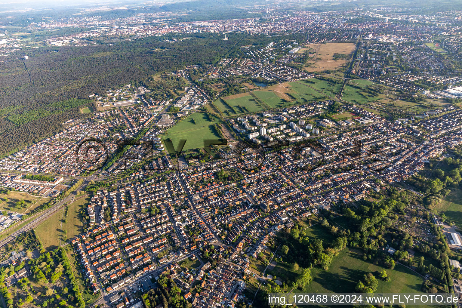 Vue aérienne de Quartier Neureut in Karlsruhe dans le département Bade-Wurtemberg, Allemagne