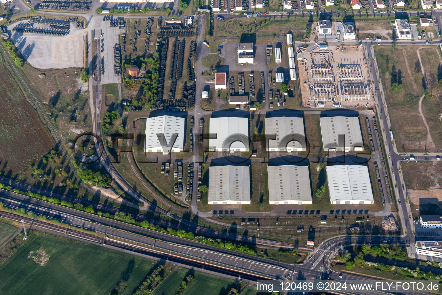 Vue aérienne de Entrepôts et zone de stockage du dépôt militaire de la Bundeswehr à le quartier Neureut in Karlsruhe dans le département Bade-Wurtemberg, Allemagne