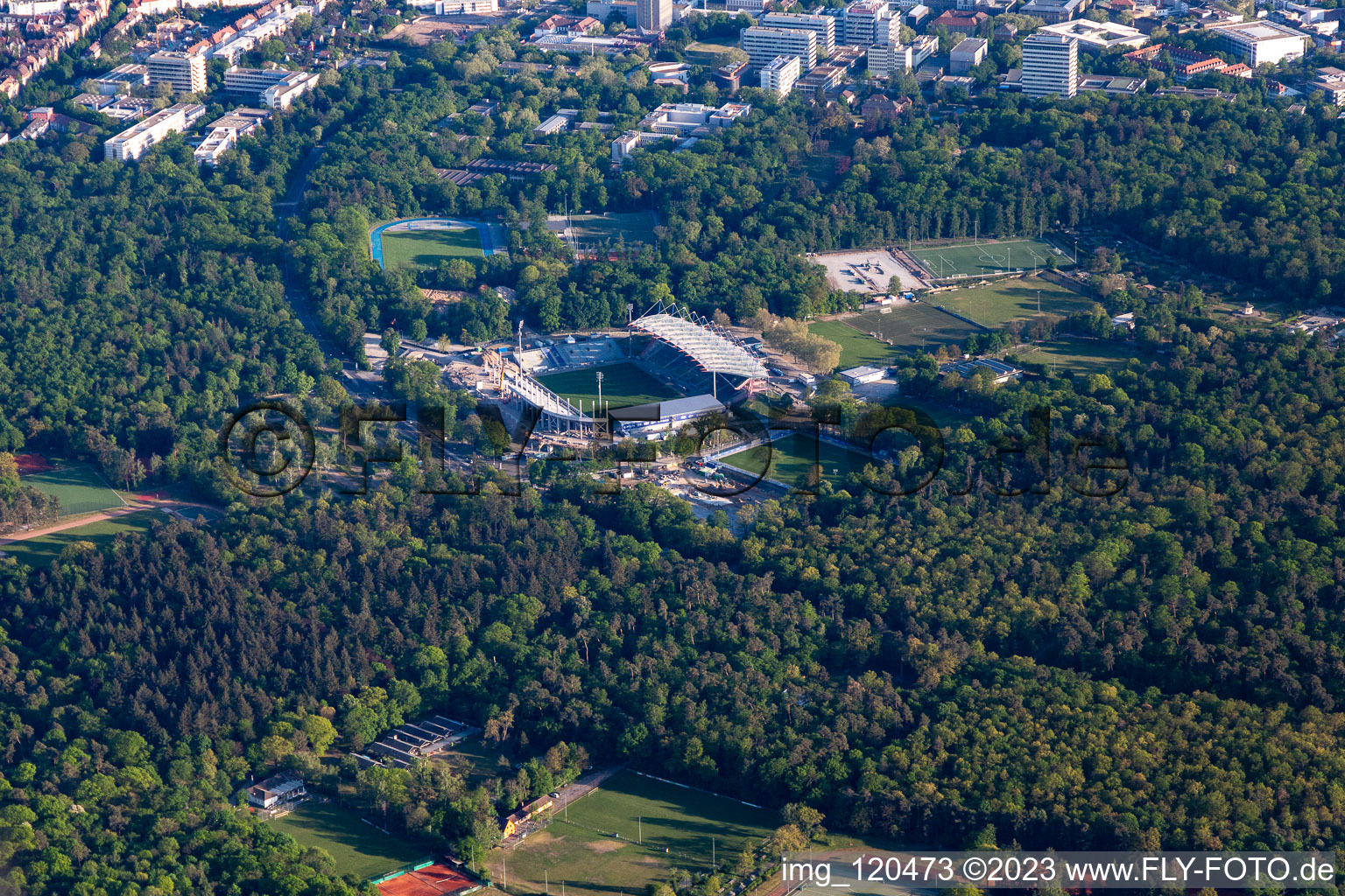 Vue aérienne de Reconstruction du stade du parc animalier KSC à le quartier Innenstadt-Ost in Karlsruhe dans le département Bade-Wurtemberg, Allemagne