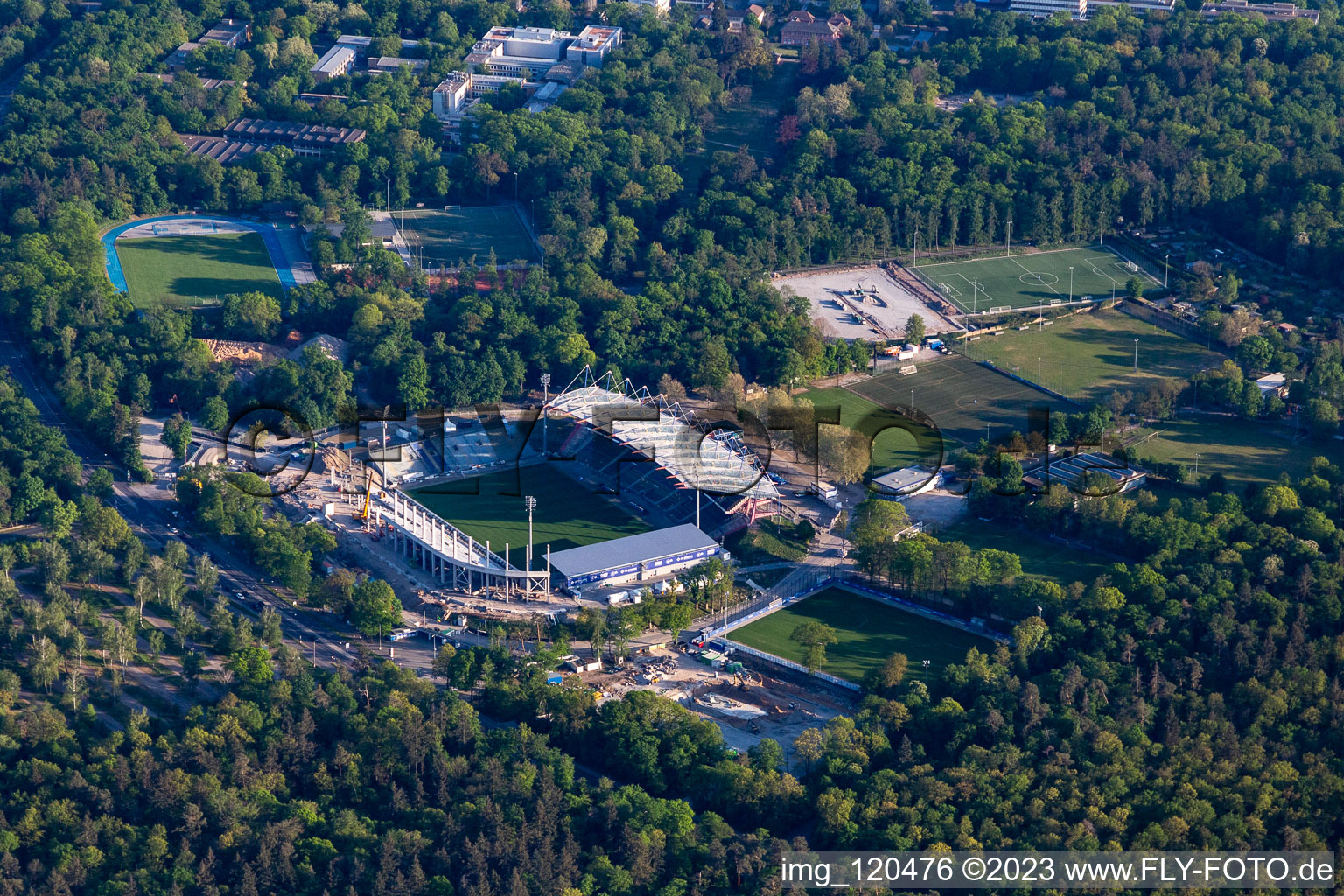Vue aérienne de Chantier d'agrandissement et de transformation du terrain des installations sportives du stade KSC « Wildparkstadion » à le quartier Innenstadt-Ost in Karlsruhe dans le département Bade-Wurtemberg, Allemagne