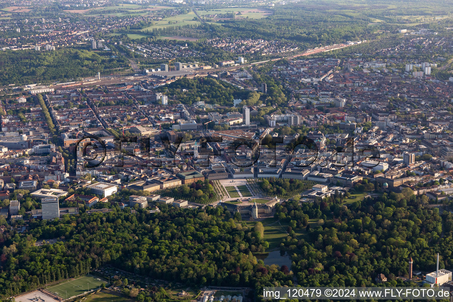 Vue d'oiseau de Quartier Innenstadt-West in Karlsruhe dans le département Bade-Wurtemberg, Allemagne