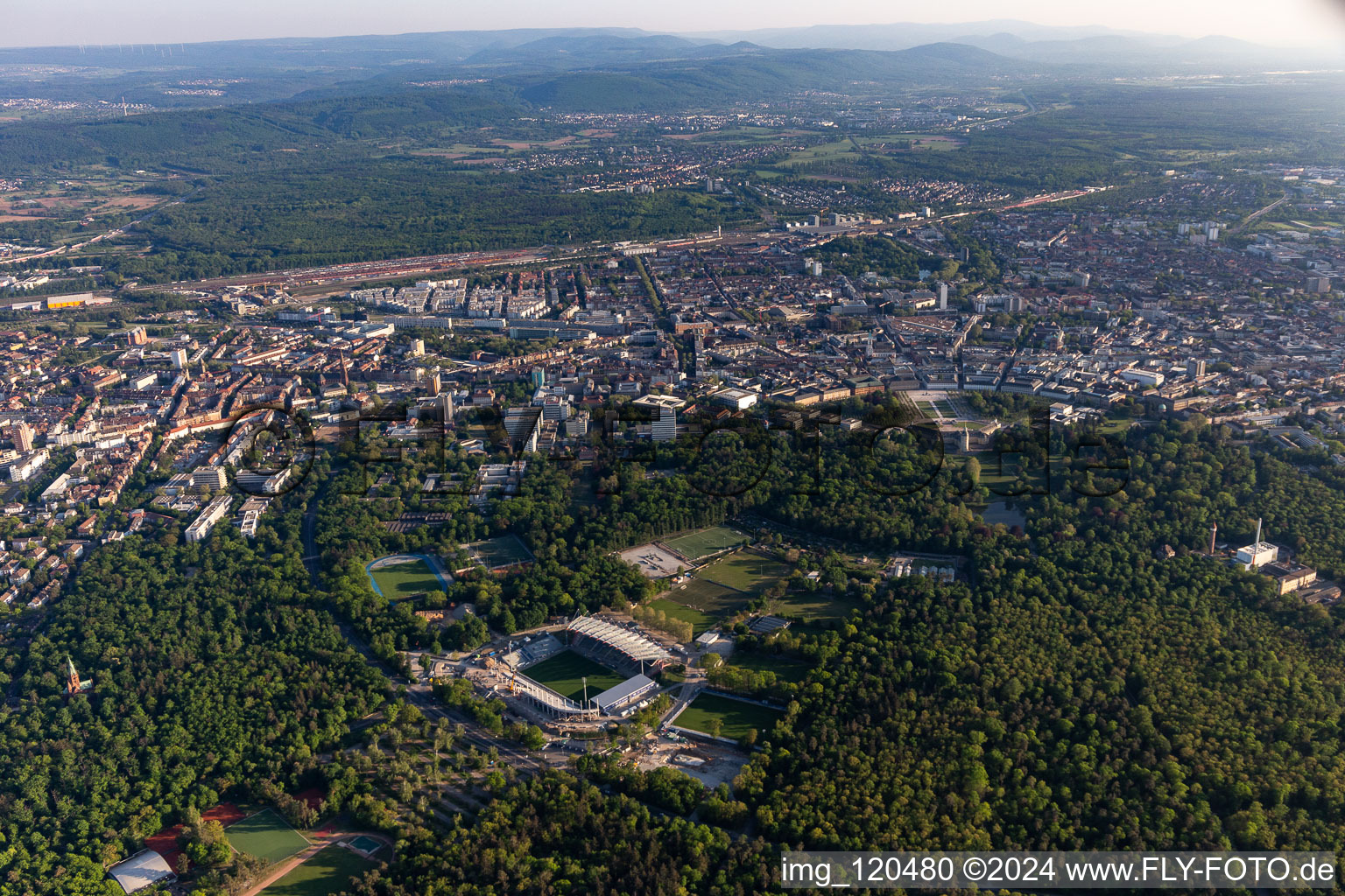 Vue aérienne de Chantier d'agrandissement et de transformation du terrain des installations sportives du stade KSC « Wildparkstadion » à le quartier Innenstadt-Ost in Karlsruhe dans le département Bade-Wurtemberg, Allemagne