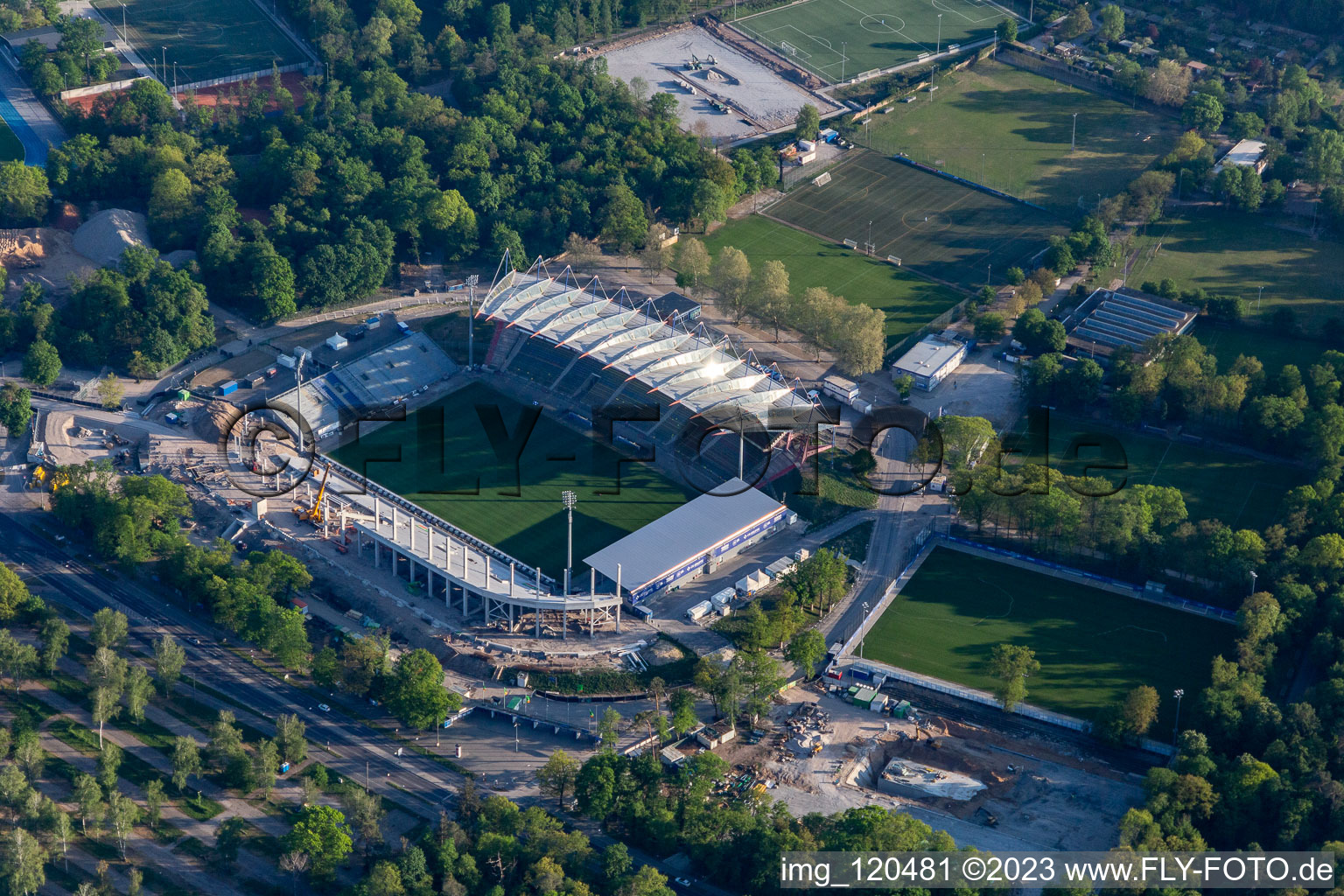 Photographie aérienne de Chantier d'agrandissement et de transformation du terrain des installations sportives du stade KSC « Wildparkstadion » à le quartier Innenstadt-Ost in Karlsruhe dans le département Bade-Wurtemberg, Allemagne