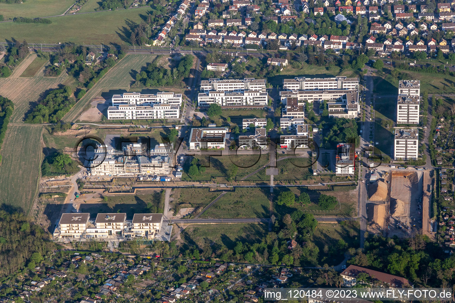 Parc technologique à le quartier Rintheim in Karlsruhe dans le département Bade-Wurtemberg, Allemagne du point de vue du drone