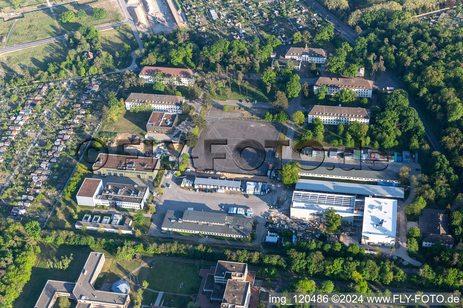 Vue aérienne de KIT Campus Est à le quartier Rintheim in Karlsruhe dans le département Bade-Wurtemberg, Allemagne