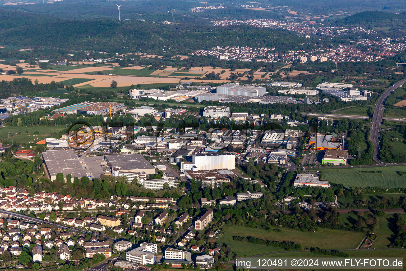 Vue aérienne de Zone industrielle An der Tagweide avec Würth, Mömax, BAMF, Pfizer, Hegele à le quartier Hagsfeld in Karlsruhe dans le département Bade-Wurtemberg, Allemagne