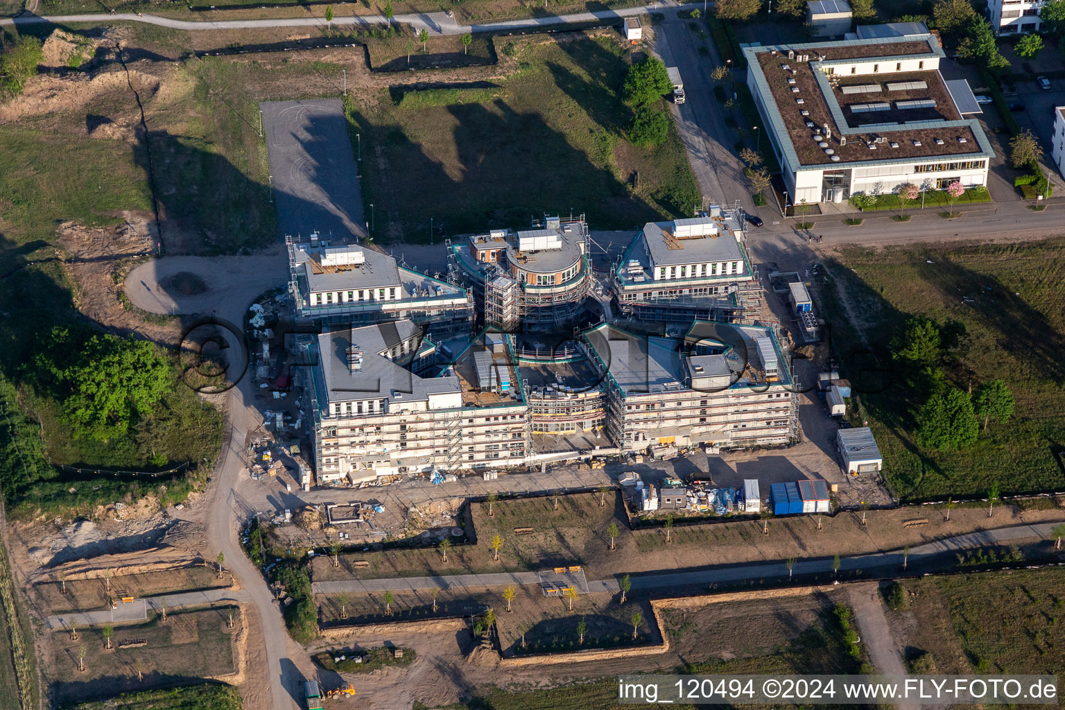 Vue aérienne de Chantier pour la construction d'un nouveau bâtiment de recherche et d'un complexe de bureaux pour le campus technologique LTC - Linder sur la Wilhelm-Schickard-Straße dans le parc technologique Karlsruhe à le quartier Rintheim in Karlsruhe dans le département Bade-Wurtemberg, Allemagne