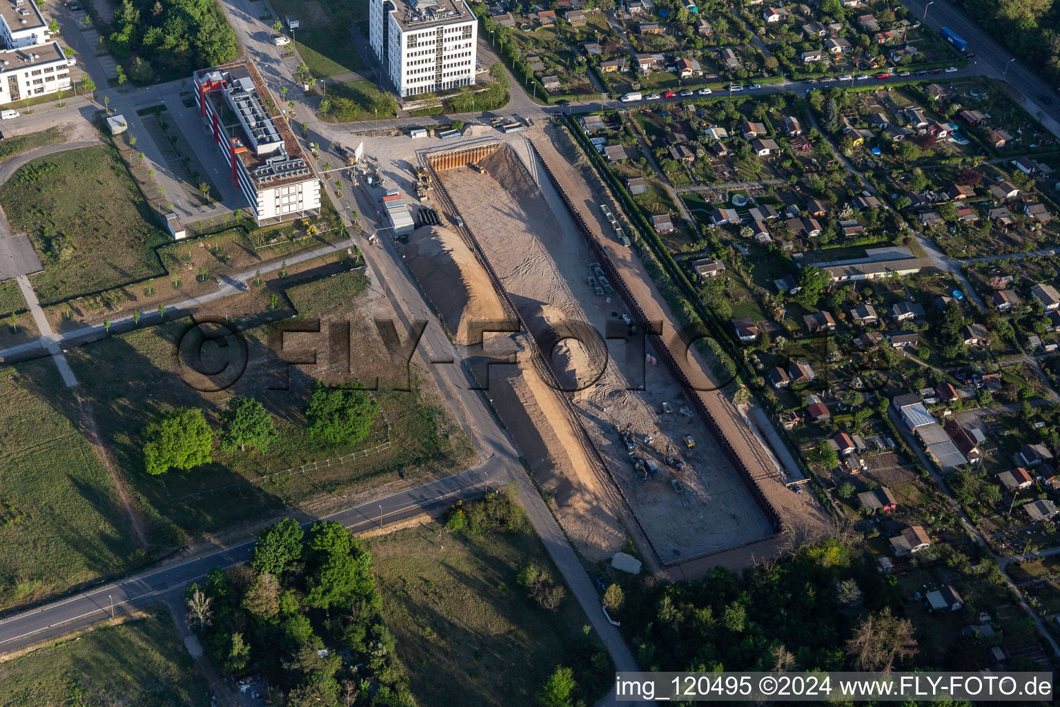 Vue aérienne de Chantier de construction dans le parc technologique à le quartier Rintheim in Karlsruhe dans le département Bade-Wurtemberg, Allemagne