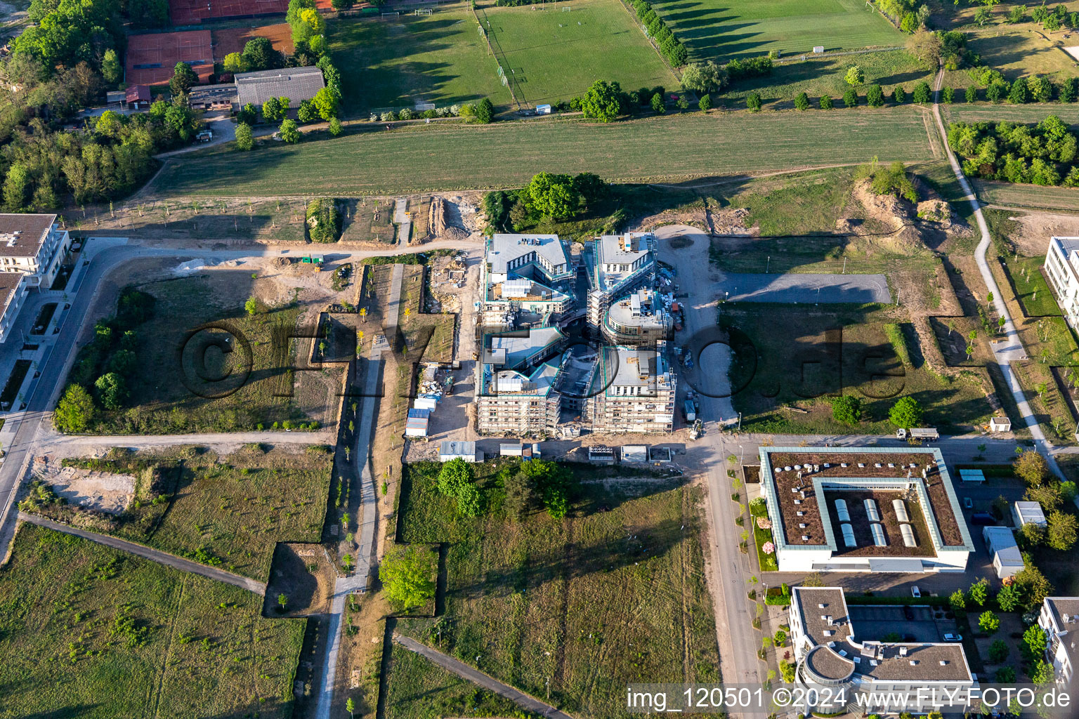 Chantier du LTC - Linder Technology Campus sur Wilhelm-Schickard-Straße dans le parc technologique Karlsruhe à le quartier Rintheim in Karlsruhe dans le département Bade-Wurtemberg, Allemagne du point de vue du drone