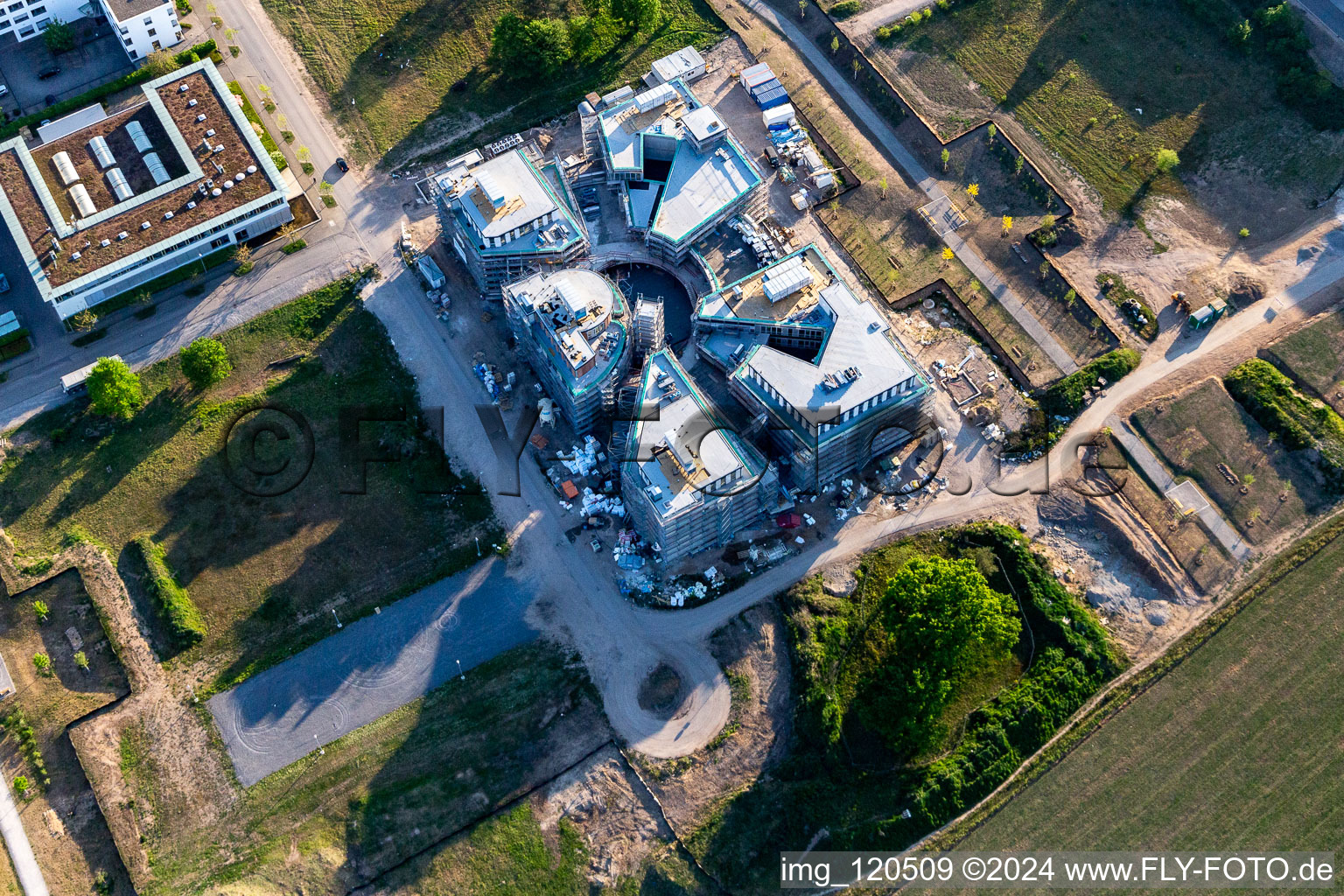 Vue aérienne de Chantier du LTC - Linder Technology Campus sur Wilhelm-Schickard-Straße dans le parc technologique Karlsruhe à le quartier Rintheim in Karlsruhe dans le département Bade-Wurtemberg, Allemagne