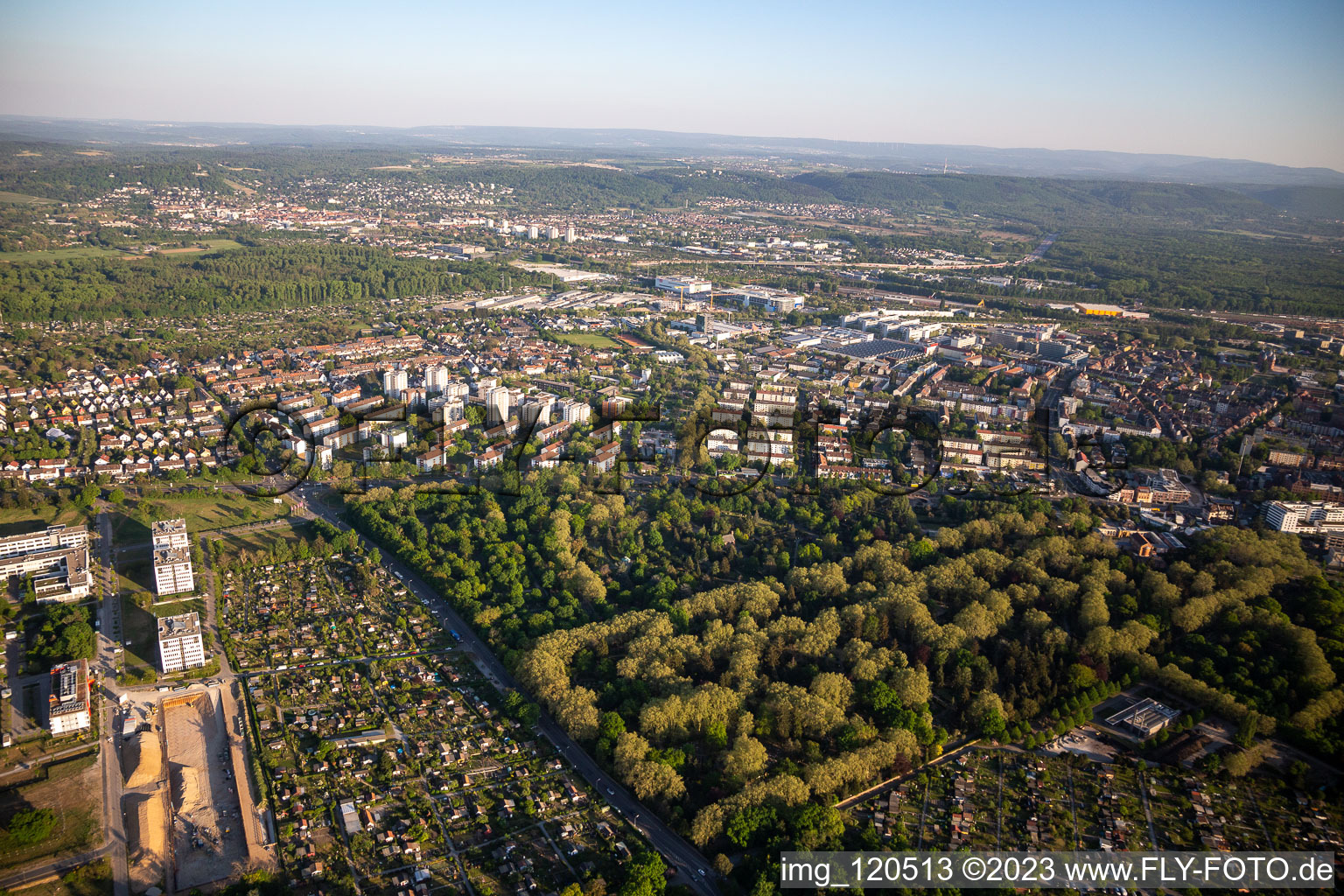 Vue aérienne de Cimetière principal à le quartier Rintheim in Karlsruhe dans le département Bade-Wurtemberg, Allemagne
