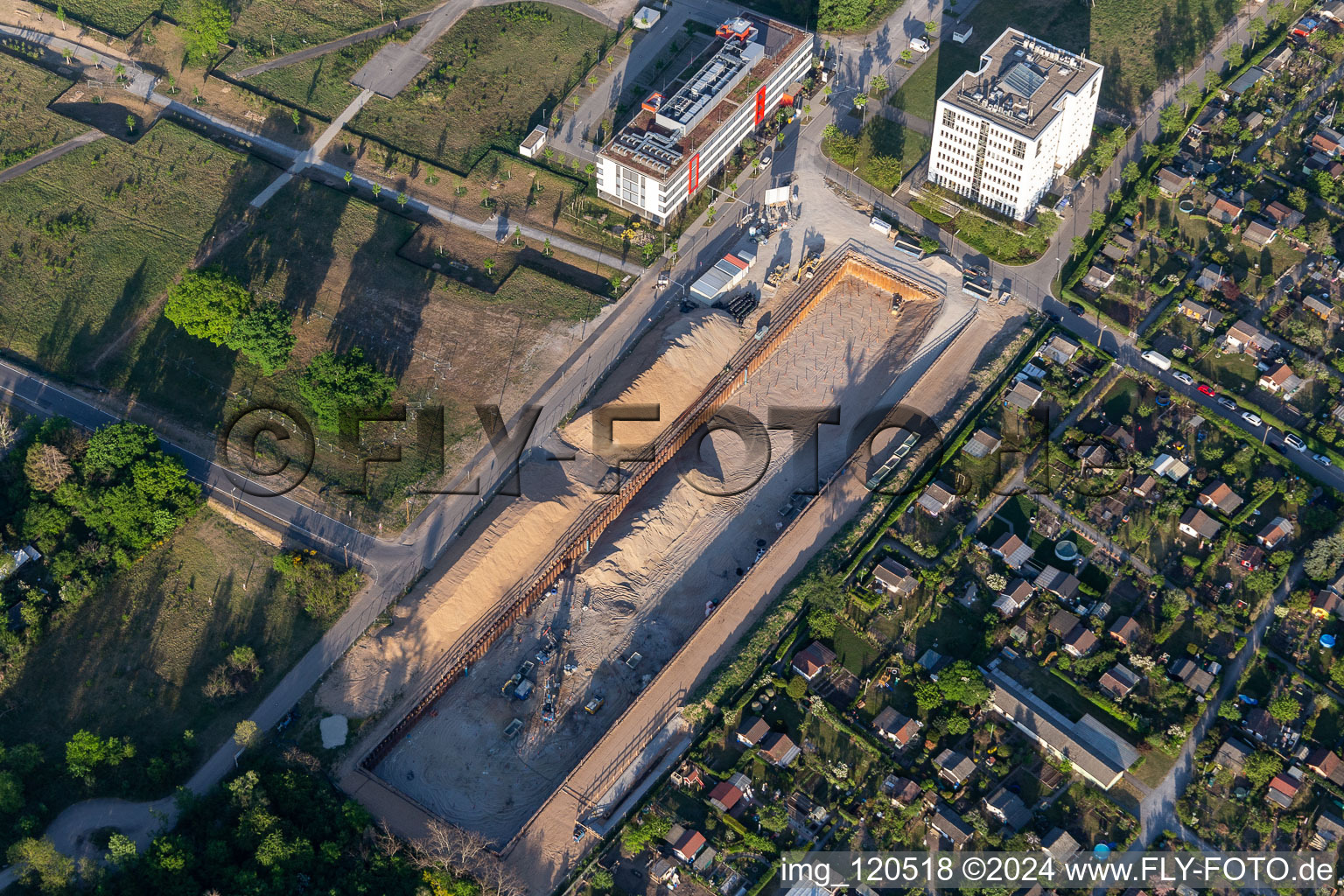 Vue aérienne de Chantier de construction dans le parc technologique à le quartier Rintheim in Karlsruhe dans le département Bade-Wurtemberg, Allemagne