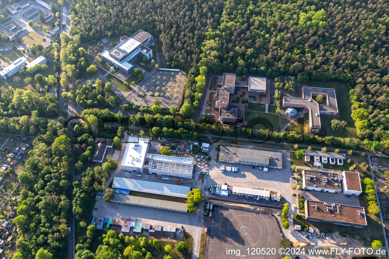 Vue oblique de KIT Campus Est à le quartier Rintheim in Karlsruhe dans le département Bade-Wurtemberg, Allemagne