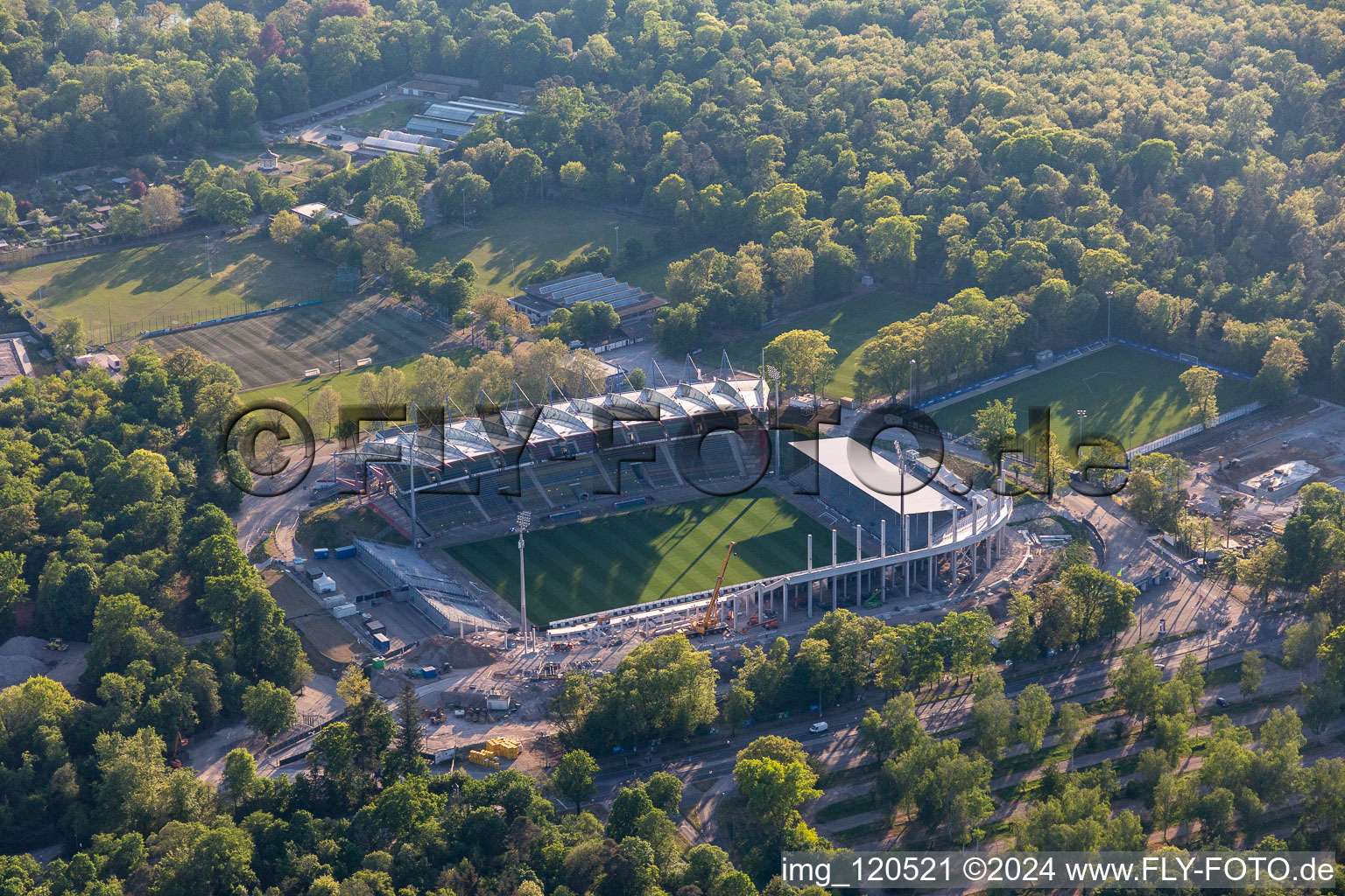 Vue aérienne de Reconstruction du stade du parc animalier KSC à le quartier Innenstadt-Ost in Karlsruhe dans le département Bade-Wurtemberg, Allemagne