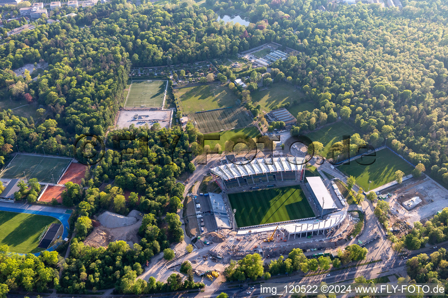 Vue oblique de Chantier d'agrandissement et de transformation du terrain des installations sportives du stade KSC « Wildparkstadion » à le quartier Innenstadt-Ost in Karlsruhe dans le département Bade-Wurtemberg, Allemagne