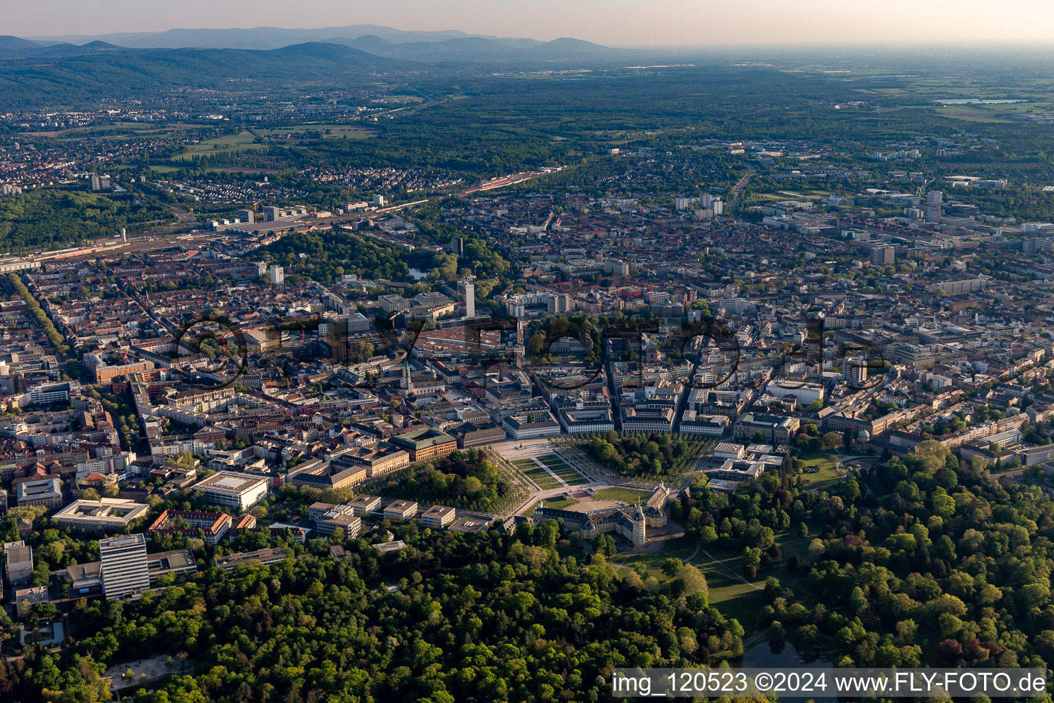 Vue aérienne de Parc du château de la ville en éventail Karlsruhe à le quartier Innenstadt-West in Karlsruhe dans le département Bade-Wurtemberg, Allemagne