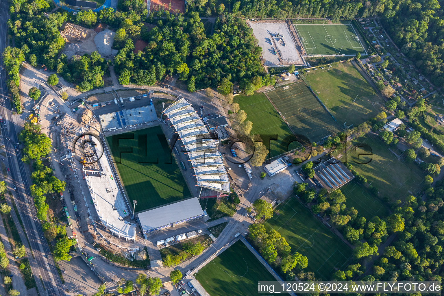 Chantier d'agrandissement et de transformation du terrain des installations sportives du stade KSC « Wildparkstadion » à le quartier Innenstadt-Ost in Karlsruhe dans le département Bade-Wurtemberg, Allemagne d'en haut