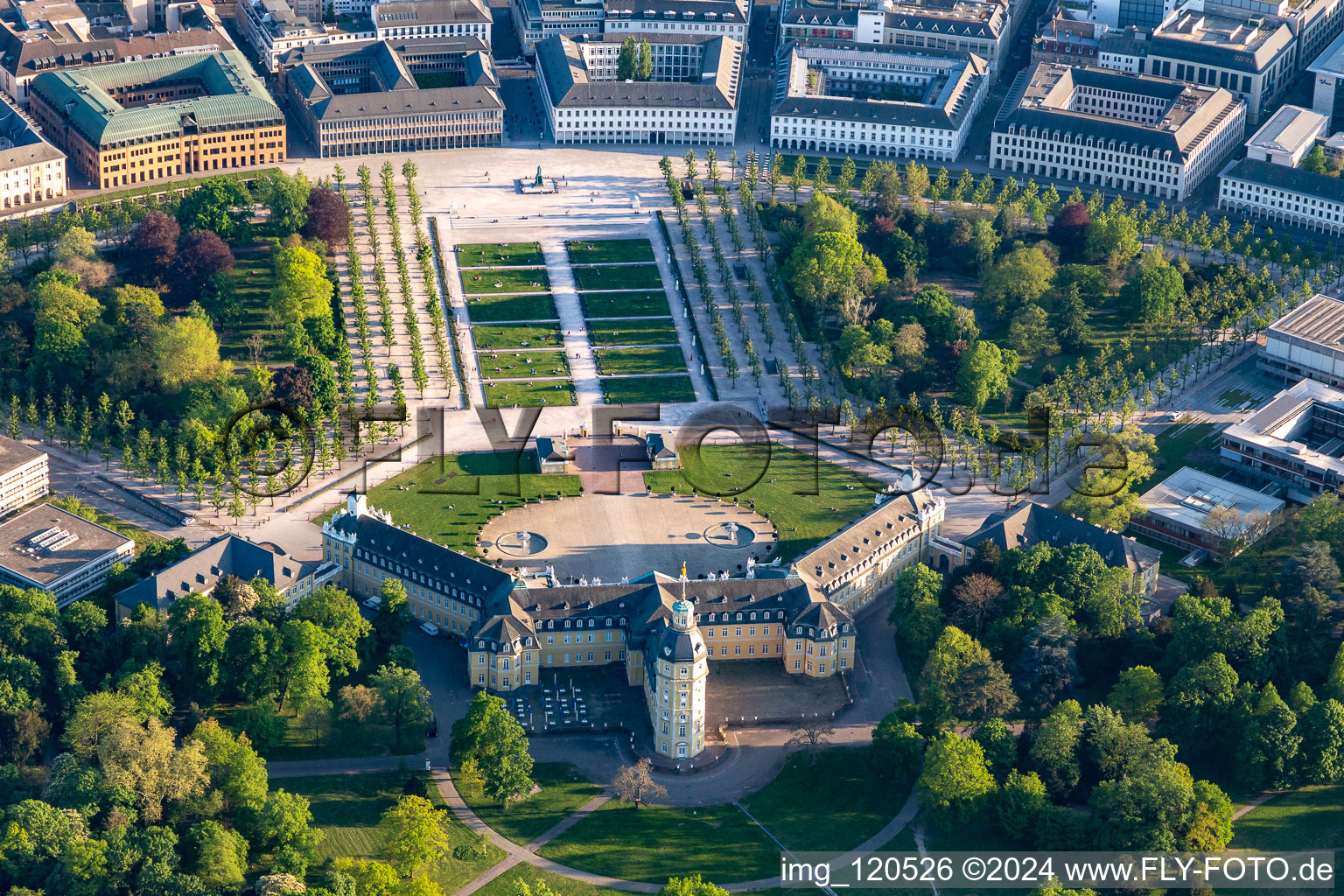 Vue aérienne de Parc du château du château Karlsruhe am Zirkel à le quartier Innenstadt-West in Karlsruhe dans le département Bade-Wurtemberg, Allemagne