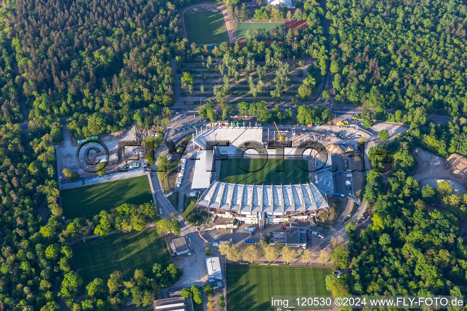 Reconstruction du stade du parc animalier KSC à le quartier Innenstadt-Ost in Karlsruhe dans le département Bade-Wurtemberg, Allemagne d'en haut