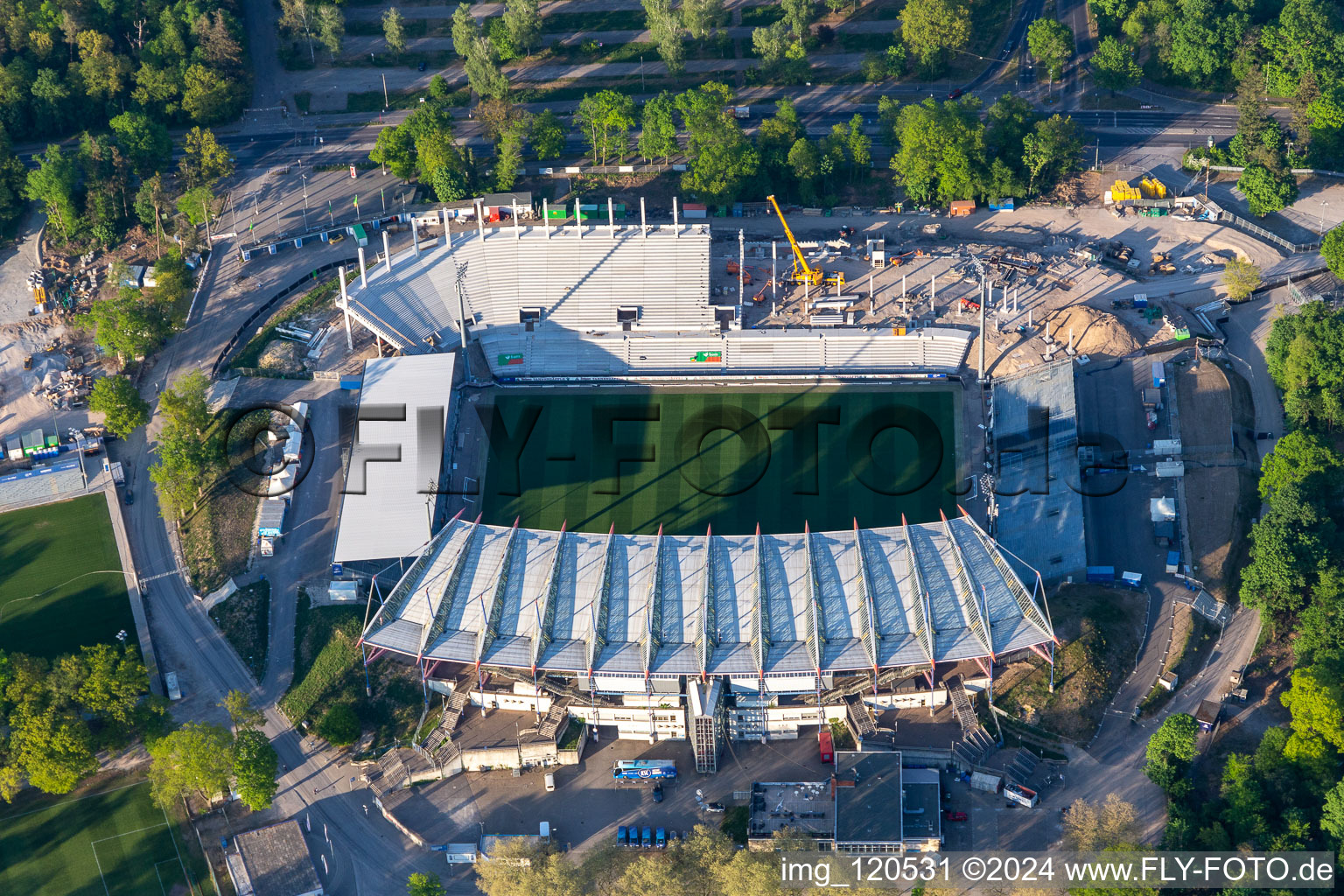 Reconstruction du stade du parc animalier KSC à le quartier Innenstadt-Ost in Karlsruhe dans le département Bade-Wurtemberg, Allemagne hors des airs