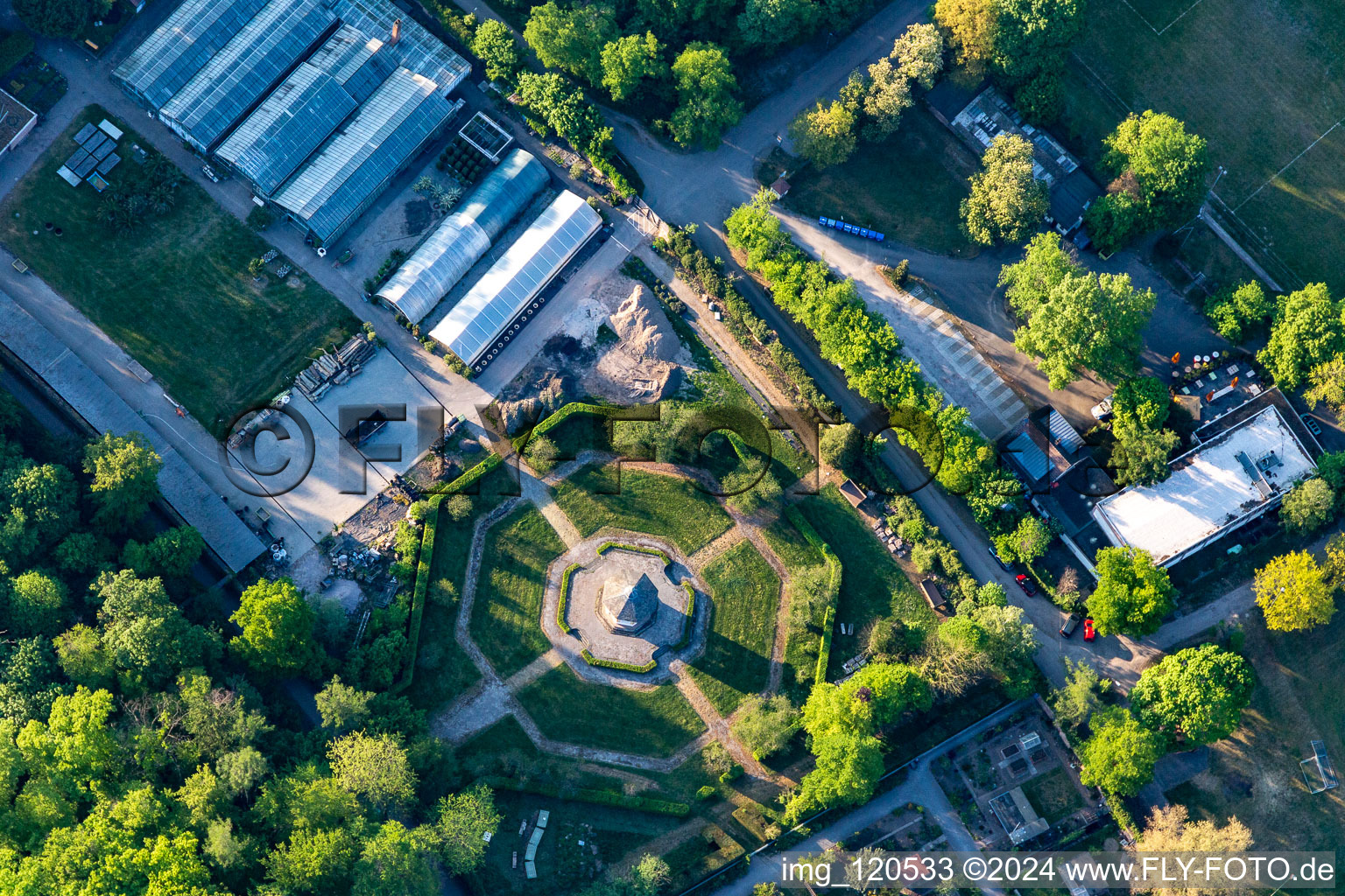 Vue aérienne de Salon de thé dans le parc du château Karlsruhe à le quartier Innenstadt-Ost in Karlsruhe dans le département Bade-Wurtemberg, Allemagne