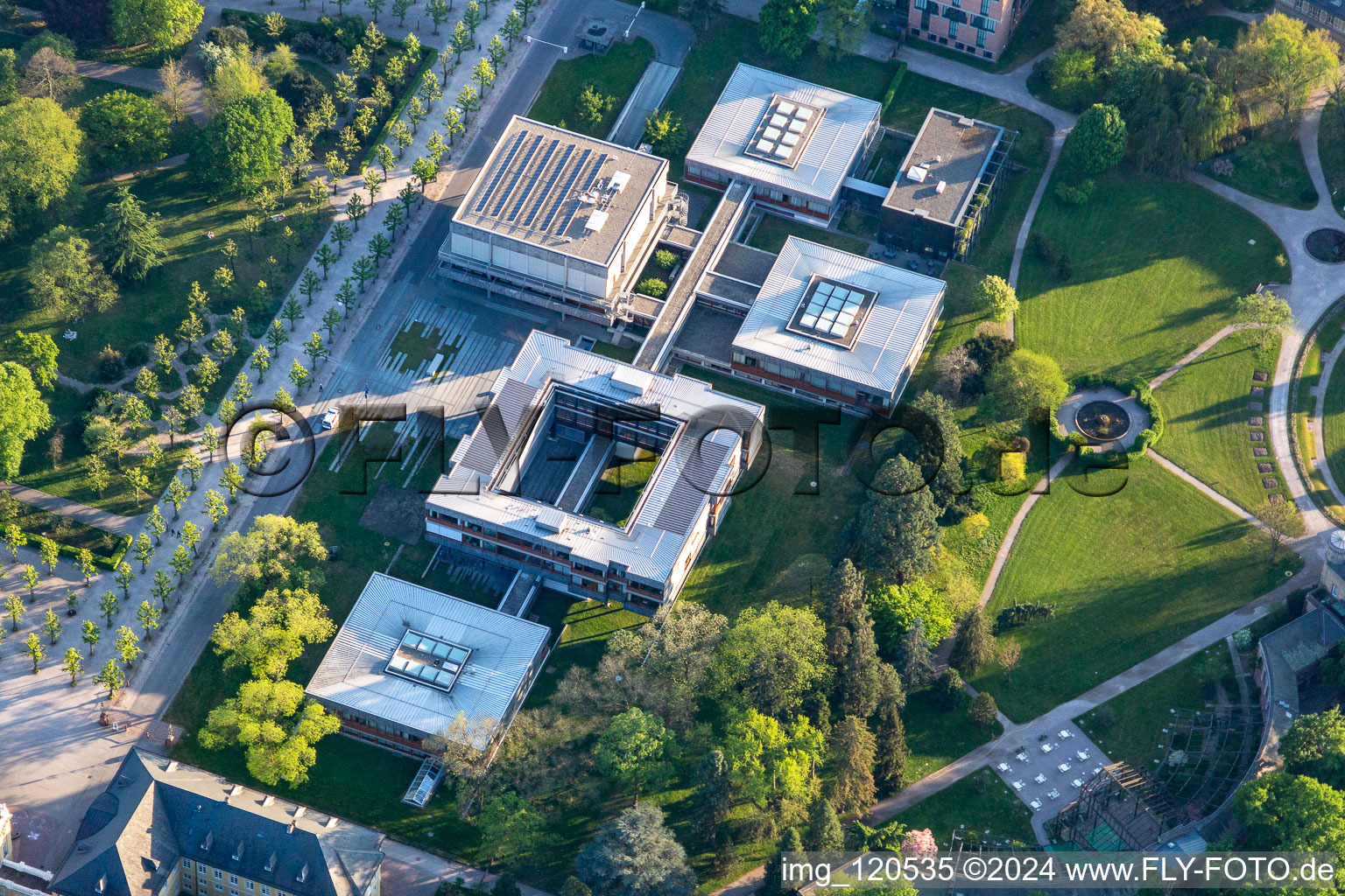 Vue aérienne de Complexe judiciaire de la « Cour constitutionnelle fédérale » dans le quartier du château à le quartier Innenstadt-West in Karlsruhe dans le département Bade-Wurtemberg, Allemagne