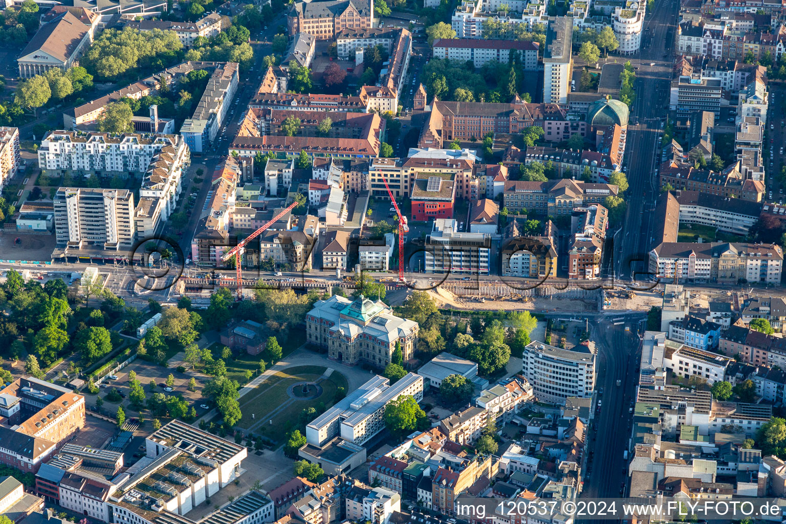 Vue aérienne de Complexe judiciaire de la Cour fédérale de justice à le quartier Innenstadt-West in Karlsruhe dans le département Bade-Wurtemberg, Allemagne