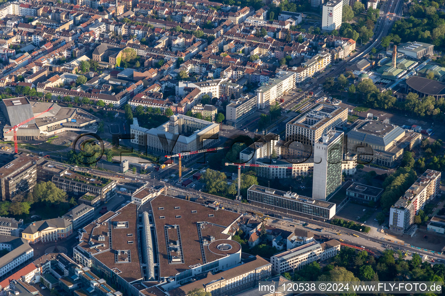 Vue aérienne de Ettlinger Tor avec ETC et Badisches Staatstheater à le quartier Innenstadt-Ost in Karlsruhe dans le département Bade-Wurtemberg, Allemagne