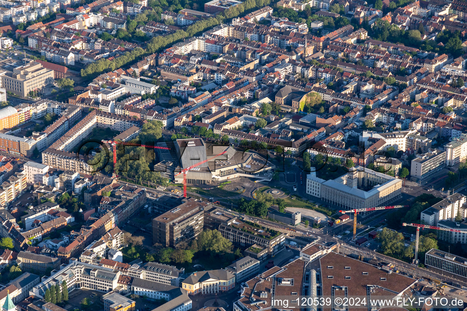 Vue aérienne de Ettlinger Tor avec ETC et Badisches Staatstheater à le quartier Innenstadt-Ost in Karlsruhe dans le département Bade-Wurtemberg, Allemagne