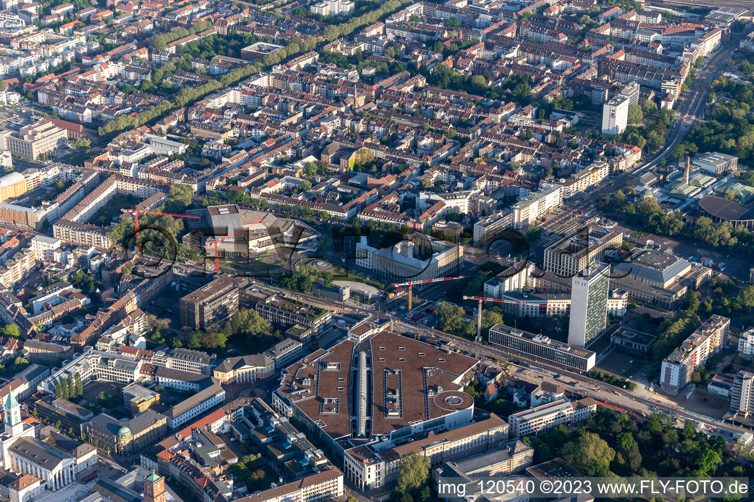 Vue aérienne de Ettlinger Tor avec ETC et Badisches Staatstheater à le quartier Innenstadt-West in Karlsruhe dans le département Bade-Wurtemberg, Allemagne