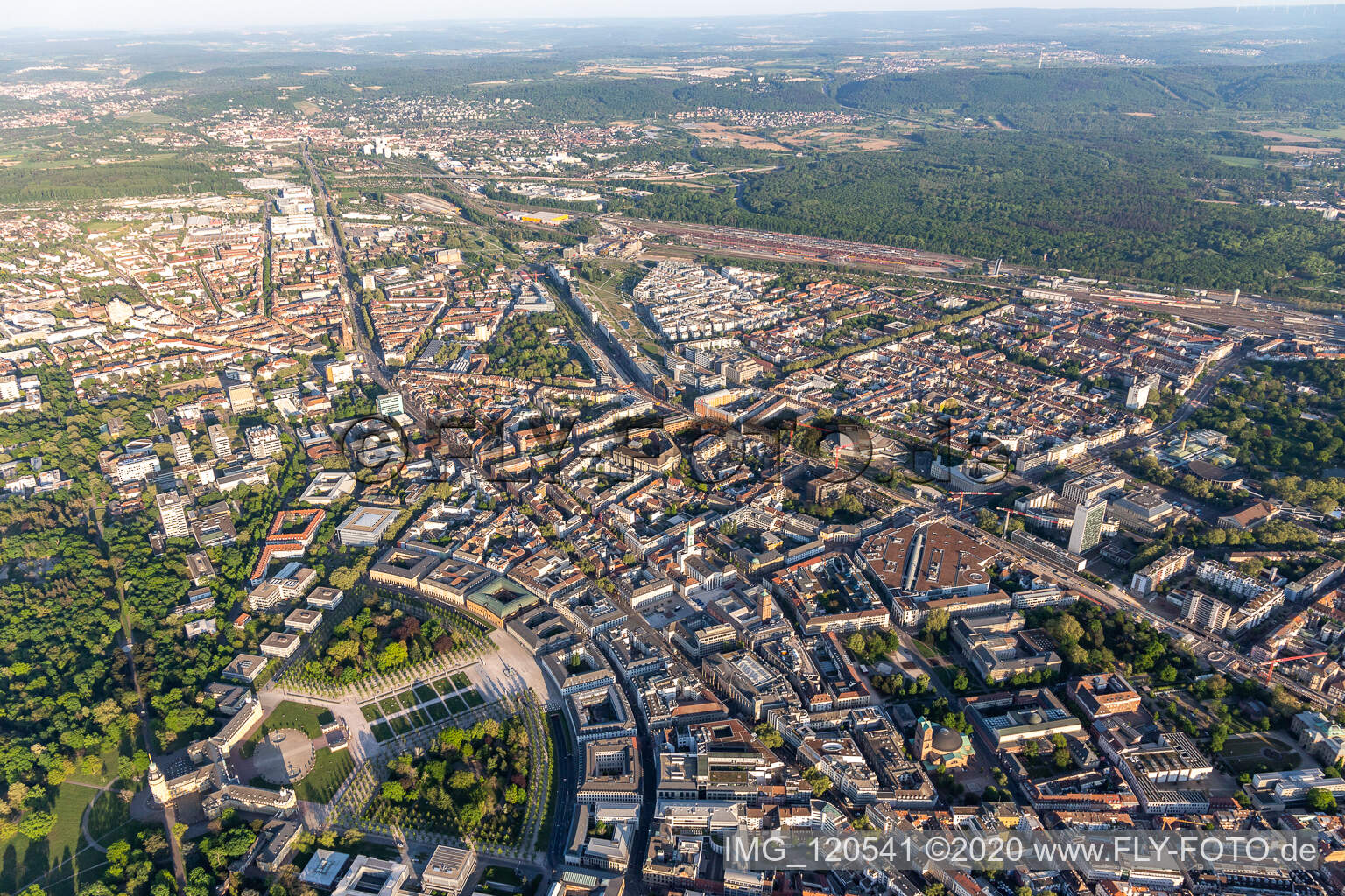 Vue aérienne de Parc du château de la ville en éventail Karlsruhe à le quartier Innenstadt-Ost in Karlsruhe dans le département Bade-Wurtemberg, Allemagne