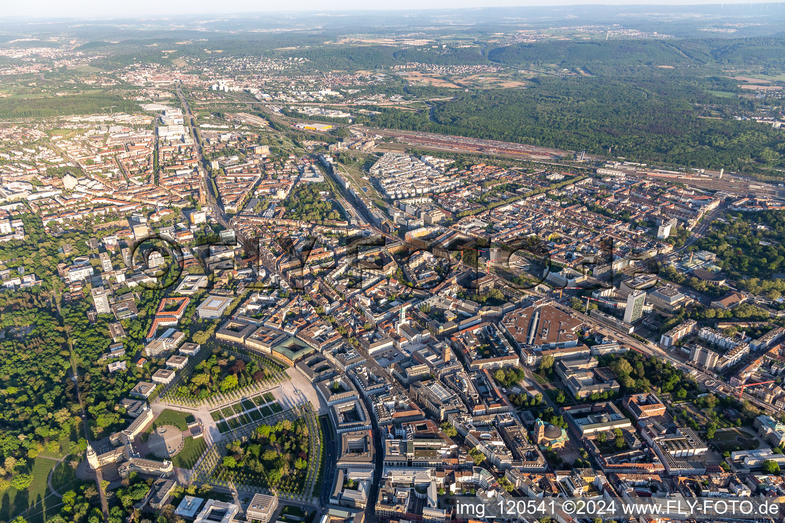 Vue aérienne de Parc du château de la ville en éventail Karlsruhe à le quartier Innenstadt-Ost in Karlsruhe dans le département Bade-Wurtemberg, Allemagne