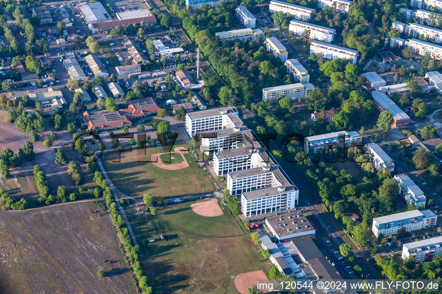 Vue aérienne de Université coopérative sur l'Erzbergerstrasse à le quartier Nordstadt in Karlsruhe dans le département Bade-Wurtemberg, Allemagne