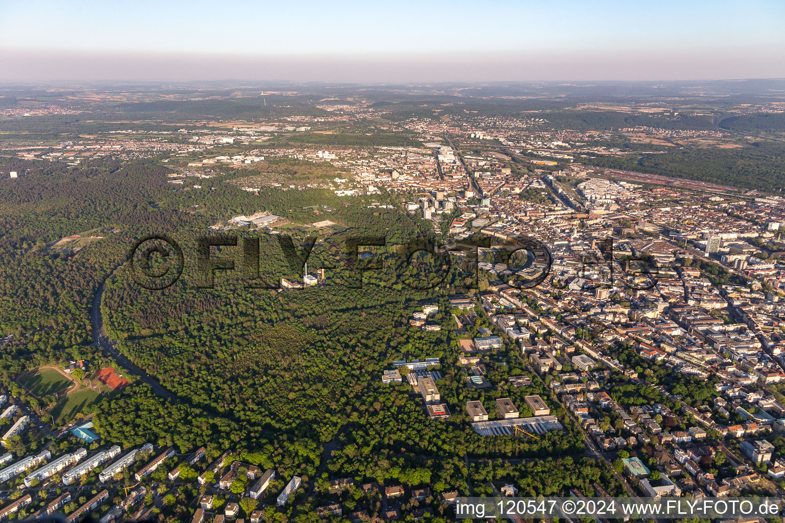 Vue aérienne de Adenauerring dans le Hardtwald et faites le tour du parc du château de la ville en forme d'éventail à le quartier Innenstadt-West in Karlsruhe dans le département Bade-Wurtemberg, Allemagne