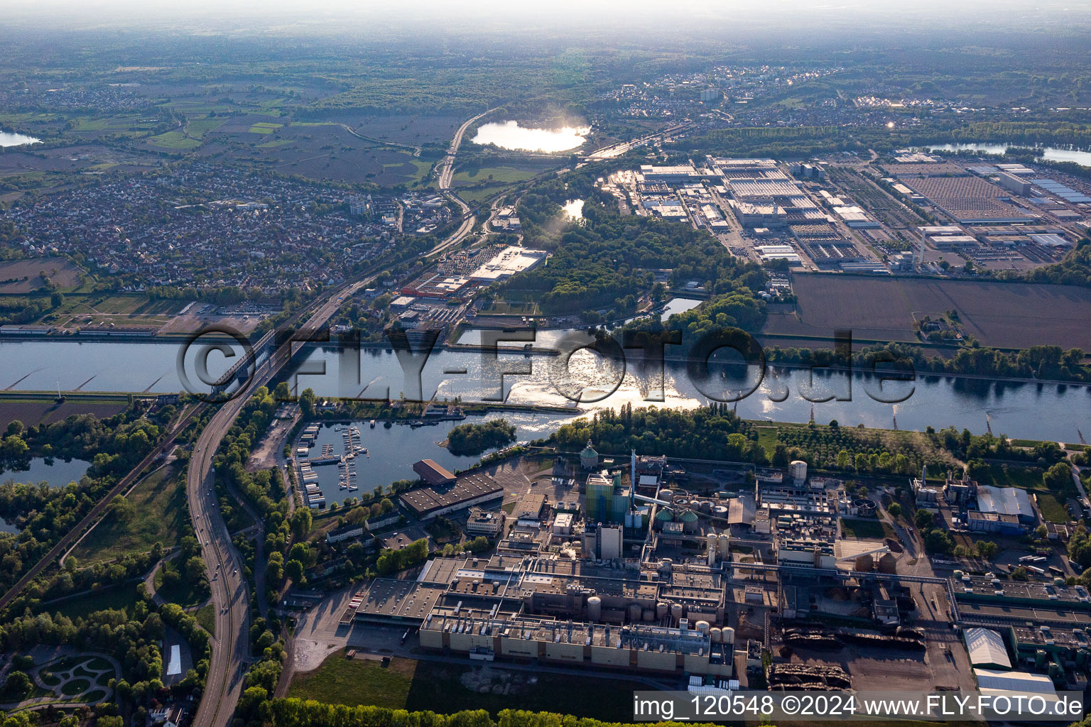 Vue aérienne de Pont du Rhin rénové vers Wörth à le quartier Knielingen in Karlsruhe dans le département Bade-Wurtemberg, Allemagne