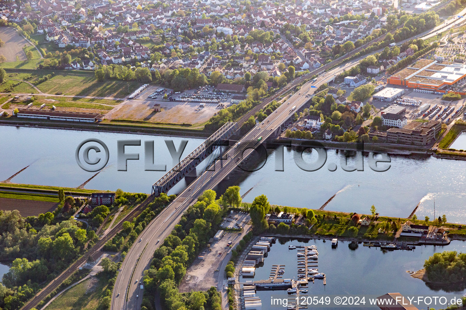 Vue aérienne de Pont du Rhin rénové vers Wörth à le quartier Knielingen in Karlsruhe dans le département Bade-Wurtemberg, Allemagne