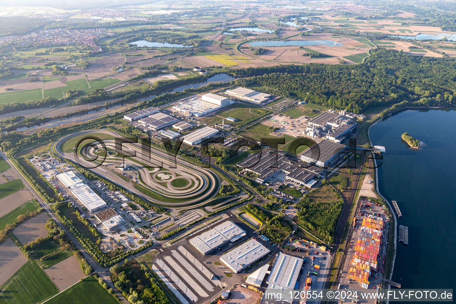 Vue aérienne de Zone industrielle d'Oberwald à Wörth am Rhein dans le département Rhénanie-Palatinat, Allemagne